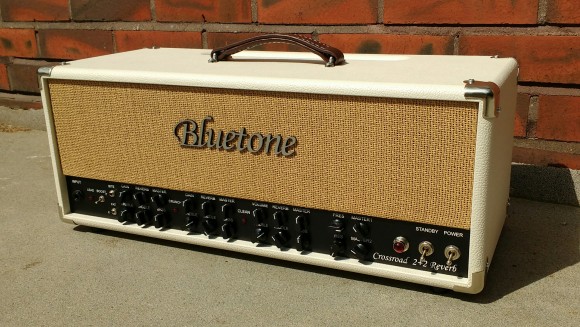 Bluetone Crossroad 2+2 Reverb Head Ivory bronco frontside 25.5.2016